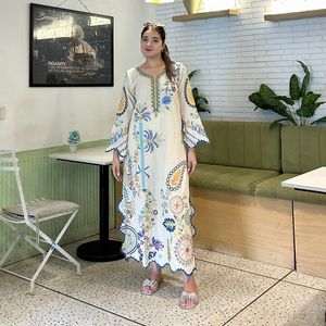 Ensemble prêt-à-porter entièrement cousu avec haut en soie brodé de motifs étoiles et de miroirs, bas et dupatta Rangoli. - Product Image 1