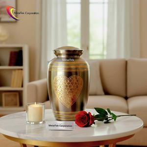 Urnes funéraires en laiton finition or antique pour cendres, grand cœur doré, fabricant direct, pot décoratif pour commémoration funéraire et inhumation - Product Image 1