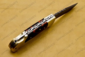 Couteau utilitaire pliant artisanal en acier Damas OEM avec manche composite noir et rouge, embouts en acier et design compact pour la poche - Product Image 4