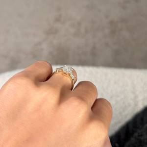 Anillo de Compromiso con Diamante Cultivado en Laboratorio, Corte Esmeralda, Certificado IGI, 2.20 Quilates, para Mujer |   Anillo Solitario D Color VVS2, Moderno, Chapado en Oro de 18K - Product Image 3