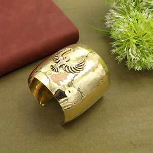 Brazalete Phoenix Dorado Ancho de Latón Martillado, Joyería de Pájaro Mítico, Regalo Bohemio - Product Image 1