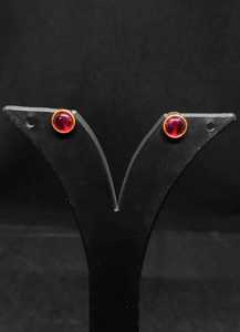 Boucles d'oreilles clous plaquées or en gros avec pierres rouges et bordure en strass, bijoux fantaisie de mode indienne pour femmes, jeunes filles et mariées - Product Image 2