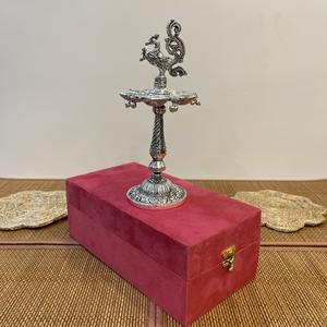 ARTESANÍA METÁLICA: PAJURO DE PLATA BAÑADA EN PLATA SAMAI / DIYA CON CAJA DE TERCIOPELO - Product Image 3