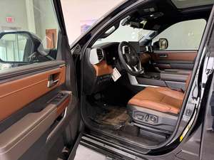 Camioneta Usada Tundra 2025 de Tamaño Completo, Doble Cabina, Versión Limitada, Motor 3.5L, Tracción en las Cuatro Ruedas, Caja de Cambios Automática - Product Image 3