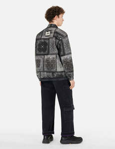 Chaqueta de invierno para hombre, extragrande, ecológica, cortavientos, con forro polar, cuello alto, estilo bandana, patchwork, bordada, tipo coach, frontal negro - Product Image 2