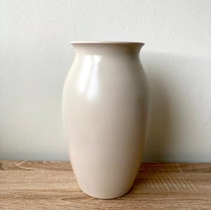 Jarrón de Cerámica Beige Minimalista con Forma Cilíndrica Compacta, Esmalte Natural Moteado y Toque Moderno para Decoración de Mesa Elegante - Product Image 6