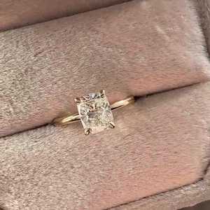 Anillos de compromiso y boda solitarios de oro macizo de 14K y 18K con diamante cultivado en laboratorio con corte cojín certificado IGI, engaste de púas para mujer, de Orave - Product Image 4