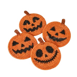 Ensemble de 4 tapis ronds réutilisables en rotin, motif citrouille et Jack-O'-Lantern, écologiques, pour la décoration de table d'automne et d'Halloween - Product Image 1