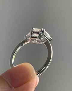 Bague en moissanite taille Asscher avec accents latéraux en trilions pour femme, en argent 925 original, bijou de promesse de mariage, cadeau pour elle - Product Image 5