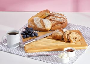 Planche à découper en bambou naturel avec bac à miettes, plateau de service à fentes et poignées, vente en gros - Product Image 4