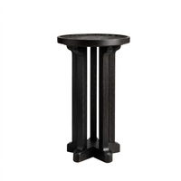 Table d'appoint moderne en noyer avec accents en laiton, design contemporain pour le mobilier de salon
