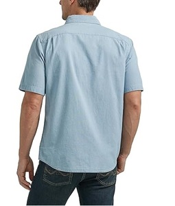 เสื้อเชิ้ตเดนิมผู้ชายสีกลาง ล้างทำความสะอาดง่าย เป็นมิตรกับสิ่งแวดล้อม ผ้าฝ้าย 100% สไตล์สมาร์ทแคชชวล แขนยาว ติดกระดุมด้านหน้า แฟชั่น น้ำหนักเบา สวมใส่สบาย - Product Image 2