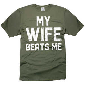 Camiseta de Algodón 100% Ecológica Unisex de Manga Corta con Estampado Frontal de Serigrafía: Mi Esposa Me Da Golpes (Broma Divertida) - Product Image 2