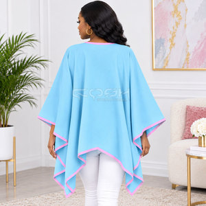 Poncho châle Cosh International Sorority Sisterhood en tricot doux, cape, pull respirant à motif patchwork - Product Image 4
