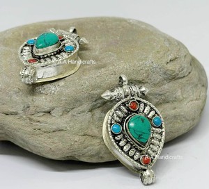 จี้ห้อยคอแบบโบราณชุบเงินธิเบตประดับเทอร์ควอยซ์ลายทางศาสนาแบบใหม่ - Product Image 1