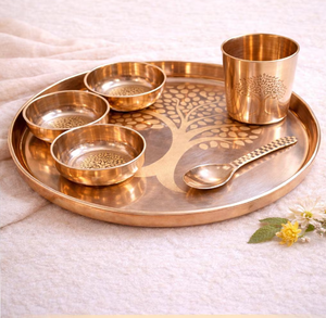 Ensemble de thali en bronze Kansa poli, comprenant une assiette gravée d'un arbre, des bols, un gobelet et une cuillère, disponible à prix de gros. - Product Image 2