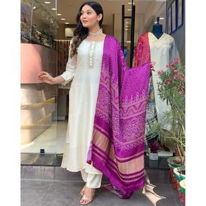 ATTRACTIVE VISCOSE CHANDERI SOIE SÉQUENCE CODAGE BRODERIE TRAVAIL HAUT BAS AVEC DUPATTA BLANC - Product Image 1