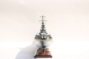 Maquette de navire de guerre allemand Tirpitz en bois, camouflage fait main - Modèle réduit de classe Bismarck de la Seconde Guerre mondiale pour la décoration de la maison ou du bureau - Product Image 2