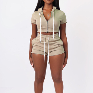 Conjunto de dos piezas casual de la mejor calidad para mujer: Top corto sin mangas con cremallera y sudadera de algodón sólido, y pantalón corto a juego. - Product Image 1