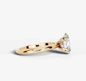 Anillo de compromiso, boda o aniversario de lujo elegante chapado en oro amarillo de plata de ley 925 con moissanita de corte ovalado de 8x12 mm engastada con puntas - Product Image 3
