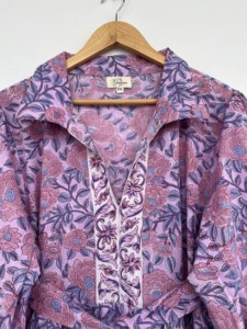 Vestido Maxi de Algodón con Estampado Floral de Lavanda para Mujer, con Cuello y Mangas Abullonadas, Venta al Por Mayor - Product Image 3