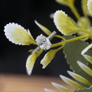 Bague de fiançailles en or blanc 14 carats avec diamant ovale de laboratoire certifié IGI, 1,30 ct D VVS2, bijoux de mariée certifiés IGI - Product Image 5
