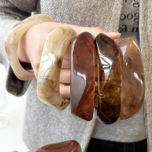 Ensemble de bracelets en résine personnalisés, design élégant - Product Image 1