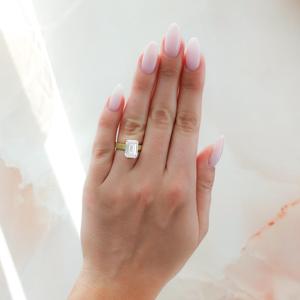 Bague de fiançailles en or massif 14 carats avec émeraude taille émeraude de 4 carats, diamant de laboratoire serti à griffes, texture moderne et minimaliste, pour demande en mariage - Product Image 4