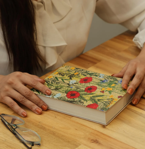 Diario hecho a mano con diseño de campo de amapolas, cuaderno de tapa dura con flores silvestres rojas, amarillas y azules, con cinta, estampado vintage, regalo para amantes de la naturaleza - Product Image 2