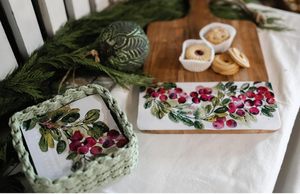 Tabla de cortar/para queso Boston International con asa - Bandeja de servir de madera y esmalte Cranberry Wreath - Product Image 2