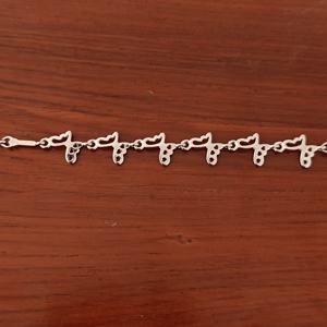 Bracelet à maillons classique et délicat pour femme, finition rhodiée, avec pendentif papillon minimaliste - Product Image 3