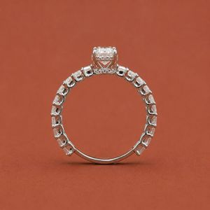 Anillo de Compromiso y Boda de Lujo en Plata S925 con Moissanita Esmeralda y Diamantes Redondos con Halo Oculto - Product Image 4