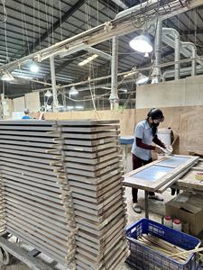 Portes battantes intérieures en bois massif de qualité supérieure, style café à persiennes, pour chambres, salons et intérieurs de maisons modernes - Product Image 6