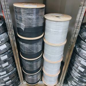 Cable de Fibra Óptica FTTH G657A de 2 Núcleos con Cubierta LSZH y Alambre de Acero GJXH GJYXCH para Interiores y Exteriores, 1KM por Rollo, Venta Directa de Fábrica - Product Image 1