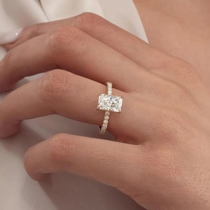 Anillo de Compromiso de Lujo con Corte Radiante en Oro Amarillo de 14k, con Halo Oculto y Banda Pavé, Certificado IGI y Claridad VVS - Product Image 2