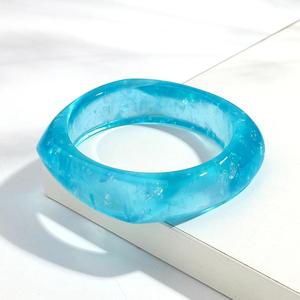 Bracelet classique en résine blanche crème, bracelet en acrylique lisse, bijoux minimalistes faits à la main pour femmes - Product Image 2