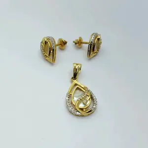 Bijoux élégants en or 22 carats en forme de goutte pour femmes, à porter au quotidien et pour les occasions spéciales, boucles d'oreilles élégantes de créateur avec pendentif assorti - Product Image 1