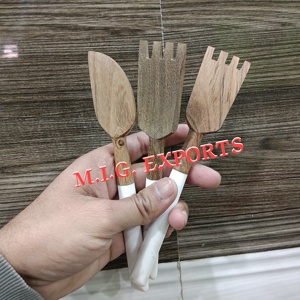 Juego de 2 utensilios de cocina de madera con mangos coloridos, cuchara y tenedor hechos a mano para cocinar, servir y decoración rústica de comedor - Product Image 4