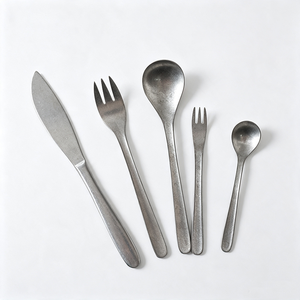 Ensemble de couverts en acier inoxydable mat 5 pièces avec couteau, fourchette, cuillère, vaisselle minimaliste argentée pour les tables modernes - Product Image 1
