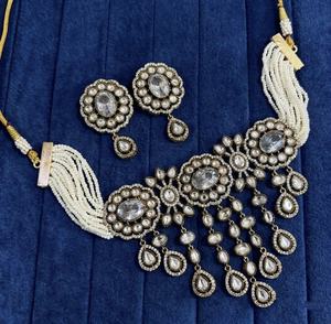 Parure de collier ras-du-cou et boucles d'oreilles de mariée style victorien, plaqué or, avec perles CZ et Kundan, inspirée des bijoux Moissanite - Product Image 4