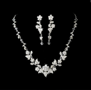 Collier intemporel en feuille d'or et fleurs, orné de gracieuses perles tombantes, disponible à prix de gros. - Product Image 6