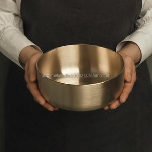 Elegante cuenco redondo de latón macizo para servir, tamaño personalizado, perfecto para exhibir comida y fruta con estilo en hoteles y restaurantes - Product Image 2