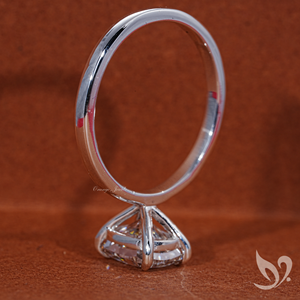Anillo Solitario con Diamante Cultivado en Laboratorio de Corte Cojín Alargado de 2 Quilates con Certificación IGI |   Anillo de Compromiso de Oro Blanco de 18K - Product Image 3