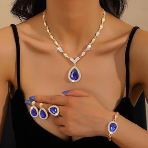 Ensemble de bijoux tendance pour femmes, collier, bracelet, boucles d'oreilles, bague en cristal, design élégant et moderne - Product Image 3