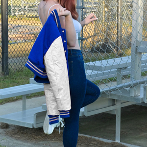 Chaqueta Corta Estilo Universitaria para Mujer, Color Azul Rey con Letras Blancas, Chaqueta Bomber con Mangas de Cuero Sintético, Ropa Exterior Informal, Moda Femenina - Product Image 4