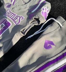 Uniforme de Fútbol Americano Personalizado para Hombre, Sin Mangas, Cuello en V, Malla Transpirable, Impresión Sublimada, Nombre del Equipo, Logotipo Frontal, Morado y Gris - Product Image 4