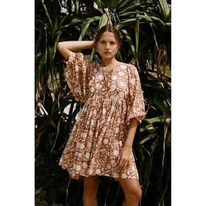 เดรสสั้นคุณภาพสูงสวยงาม รุ่นไคร่า สีน้ำตาลเอิร์ธโทน สวมใส่ได้ทุกวัน โรแมนติก แขนพอง กระโปรงบาน สำหรับสาวๆ ผู้หญิง ผ้าฝ้าย 100% - Product Image 1