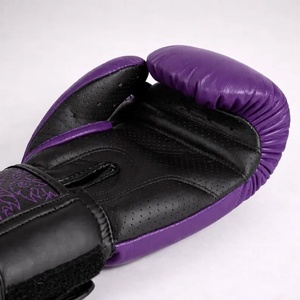 Gants de boxe personnalisés avec logo et design en cuir, idéaux pour l'entraînement de Muay Thai et la boxe. - Product Image 5