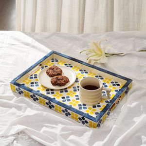 Plateau en os incrusté de motifs floraux du Rajasthan pour la présentation de parfums, bijoux, bougies ou accessoires, provenant d'Inde. - Product Image 5
