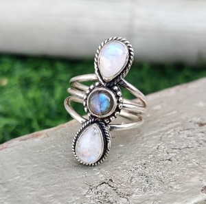 Bague ouverte triple pierre en argent sterling 925, faite à la main, avec pierres naturelles de lune arc-en-ciel et labradorite, vente en gros - Product Image 2